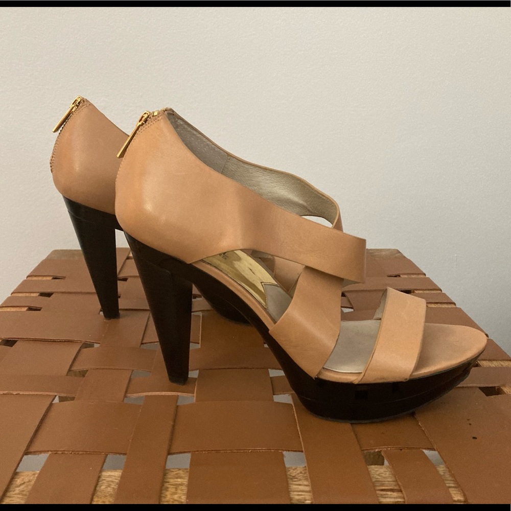 Used 8.5 Michael kors platform heels tan nude leather scuff of right platform